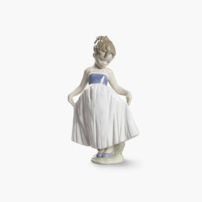 Figura niña Mira mi vestido