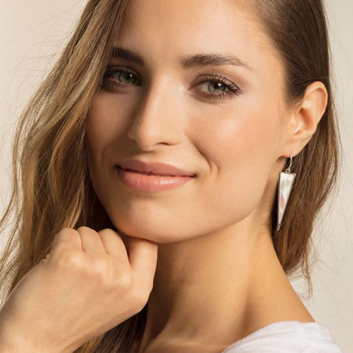 PENDIENTE "TRIÁNGULO NÁCAR"