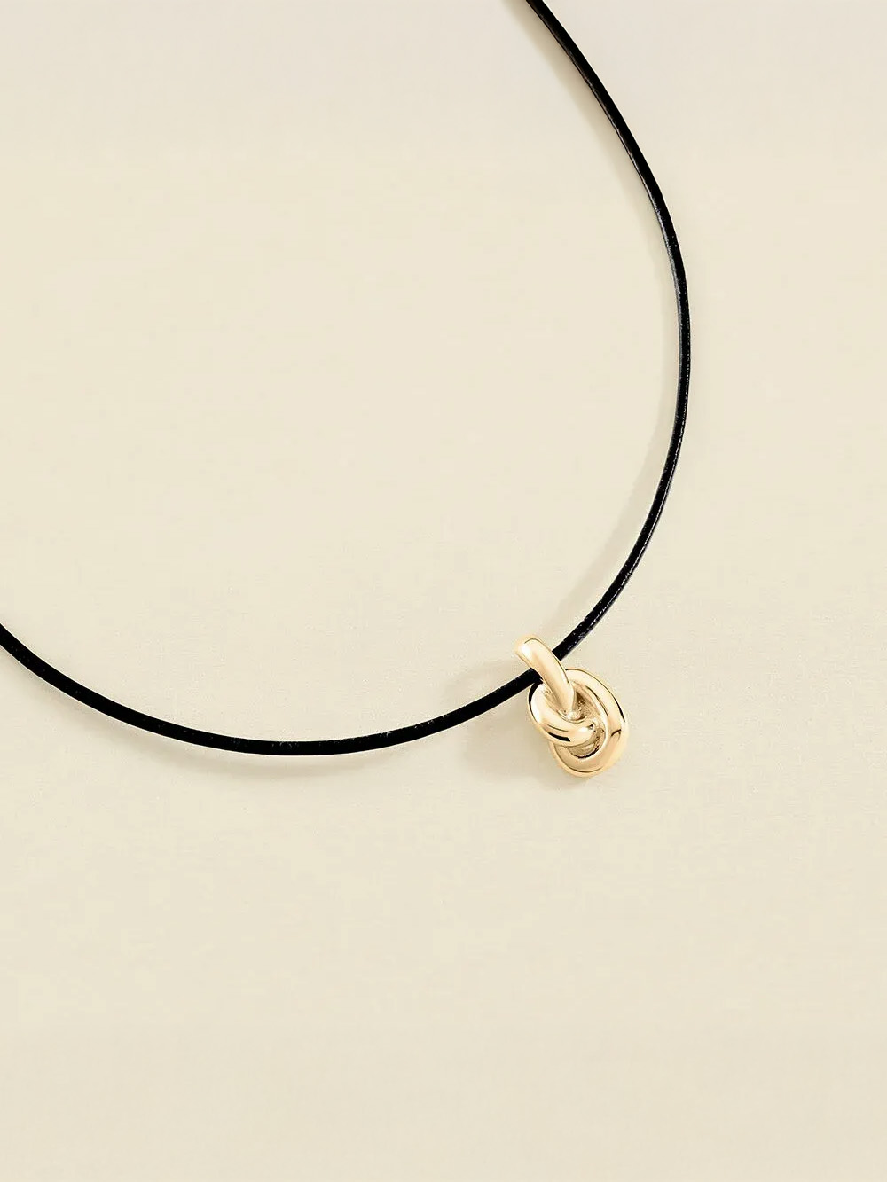 Collar choker LOULOU de plata bañada en oro con cordón de cuero y colgante de nudo 02681010-270-TU