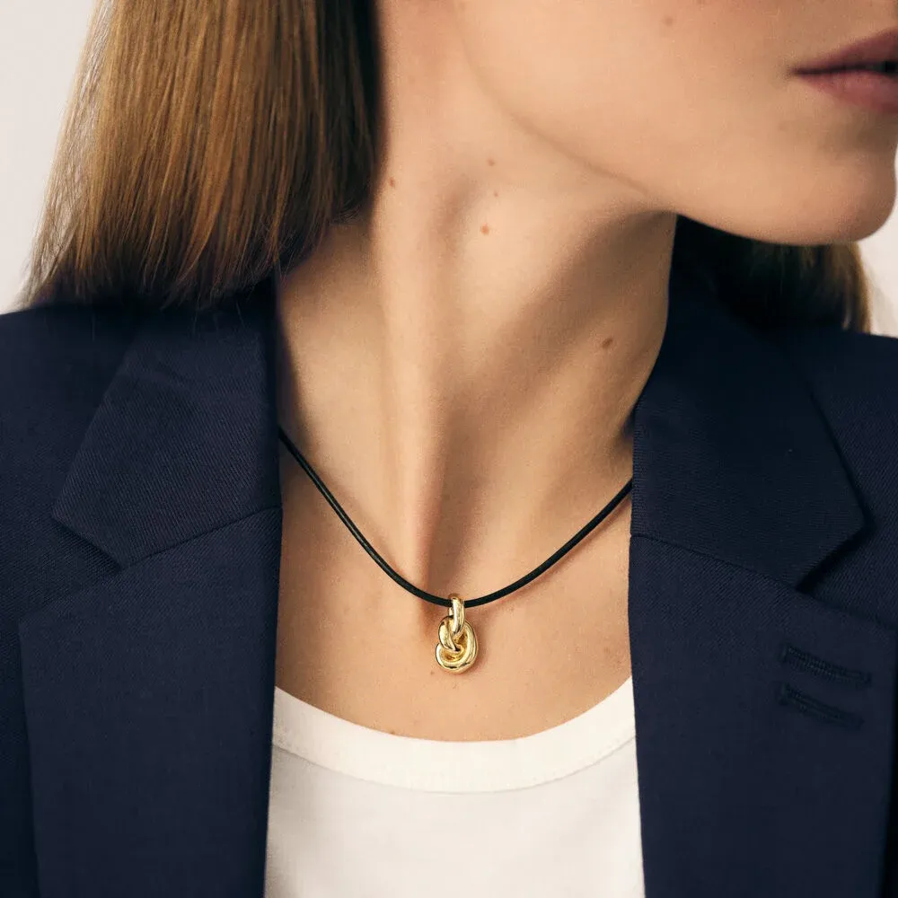 Collar choker LOULOU de plata bañada en oro con cordón de cuero y colgante de nudo 02681010-270-TU